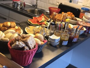 Buffet déjeuner gratuit tous les jours