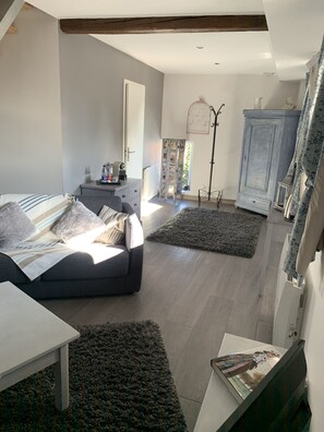Duplex Comfort - 3 enkelsängar - icke-rökare | Vardagsrum | Platt-tv och kontor