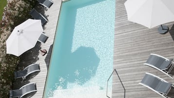 Piscine extérieure (ouverte en saison), chaises longues