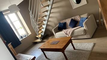 Appartement Duplex, 1 lit double, non-fumeurs | Coffres-forts dans les chambres, décoration personnalisée