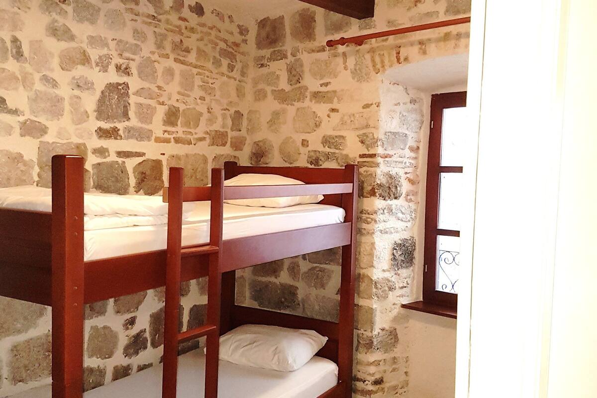 Apartment, Mehrere Betten | 1 Schlafzimmer, Bügeleisen/Bügelbrett, kostenloses WLAN, Bettwäsche