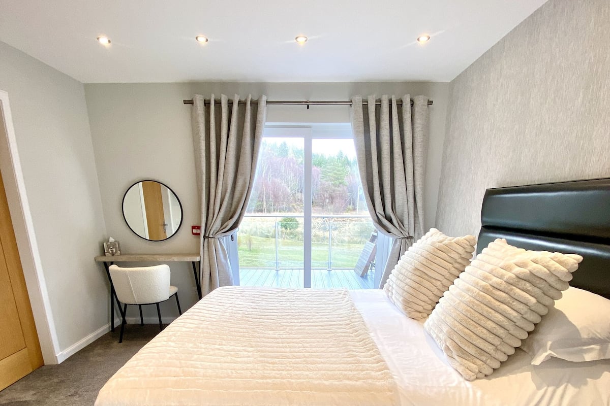 Junior Suite Ground Floor with Hot Tub & Mountain View | 1 bedroom, Egyptian cotton sheets, premium bedding