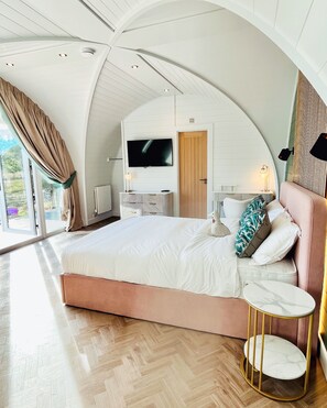 1 bedroom, Egyptian cotton sheets, premium bedding