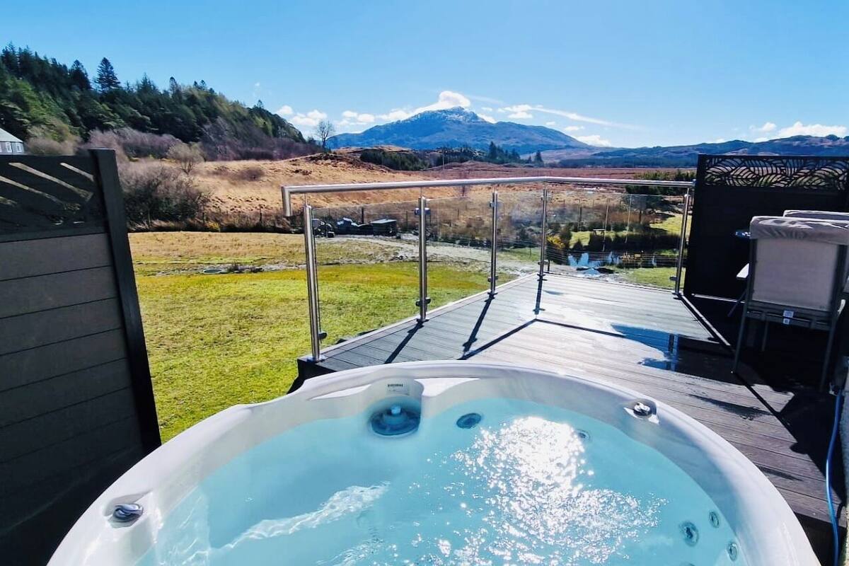 Junior Suite Ground Floor with Hot Tub & Mountain View | 1 Schlafzimmer, Bettwäsche aus ägyptischer Baumwolle