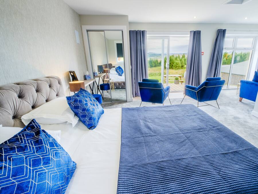 Luxury Suite, Balcony with Hot Tub, Ground Floor, Mountain View, Freestanding Bath | 1 phòng ngủ, bộ trải giường bằng vải cotton Ai Cập