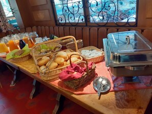 Buffet déjeuner gratuit tous les jours