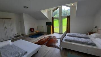 Familie driepersoonskamer, 1 slaapkamer | Een strijkplank/strijkijzer, gratis wifi, beddengoed