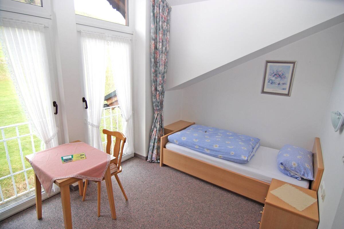 Single Room | Iron/ironing board (on request), free WiFi, bed sheets