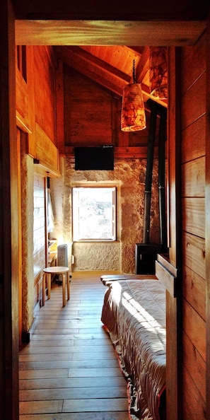 Suite, 1 Queen Bed, Non Smoking, Mountain View | Premium bedding, free WiFi, bed sheets
