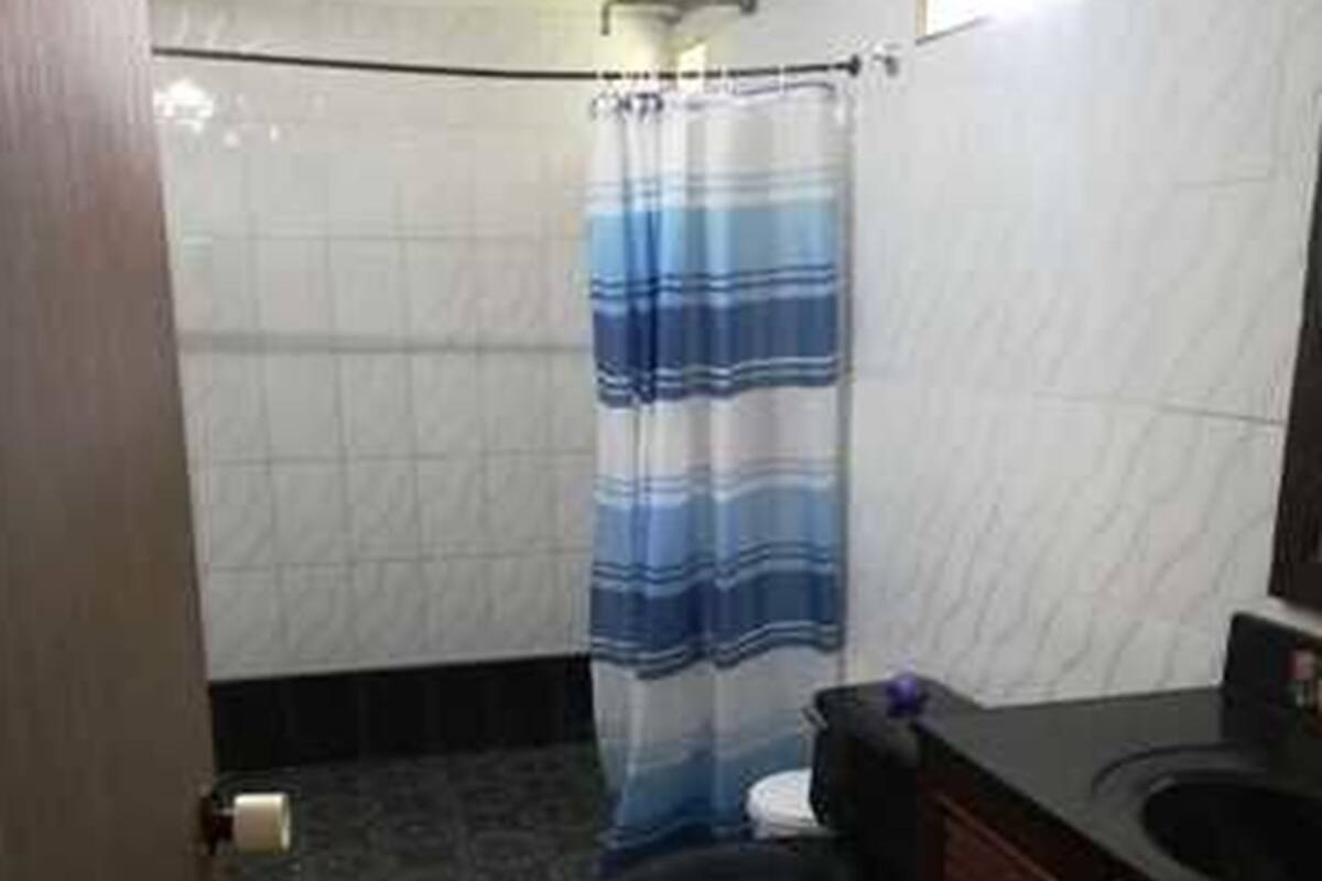 Ducha, artículos de tocador gratuitos, secador de pelo, toallas