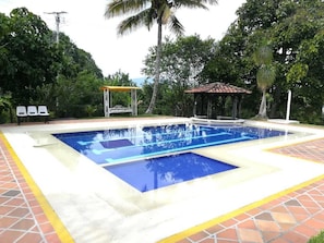 Una piscina al aire libre, sombrillas