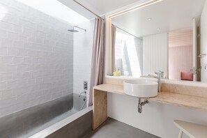 Departamento romántico, 1 cama King size y sofá cama, para no fumadores | Tina profunda