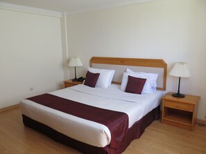 Căn hộ Tiêu chuẩn | Két bảo mật tại phòng, bàn, khu vực làm việc phù hợp cho laptop 