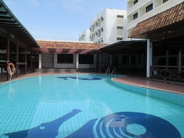 Piscina externa, espreguiçadeiras