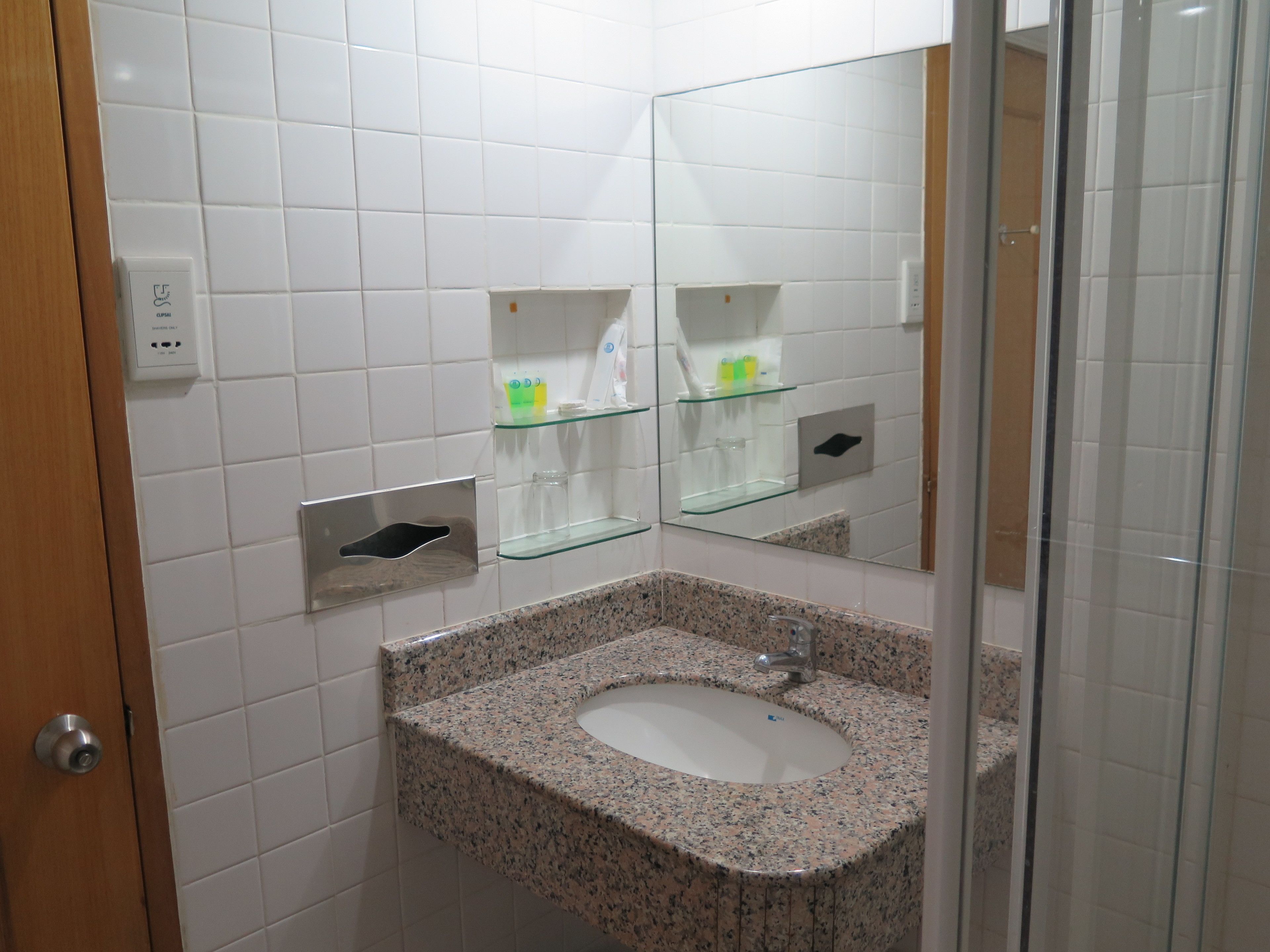 standard twin room | bathroom sink