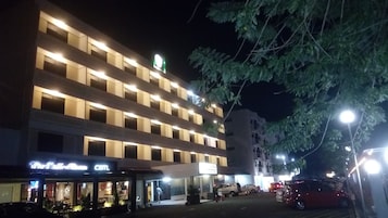 Fachada da propriedade à noite