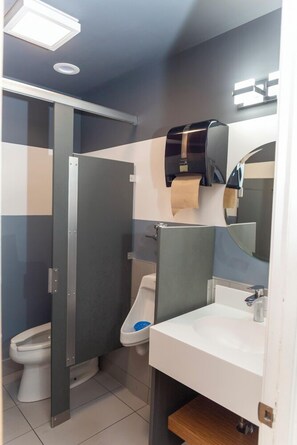 Shower, rainfall showerhead, hair dryer - Chicago Parthenon Hostel (Chicago)