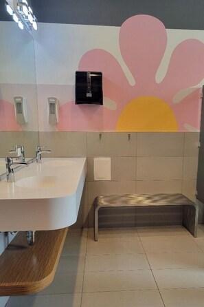 Shower, rainfall showerhead, hair dryer - Chicago Parthenon Hostel (Chicago)
