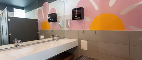 Een douche, een haardroger, handdoeken