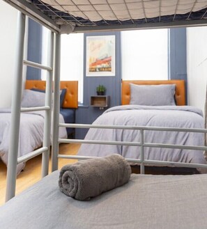 Tabla de planchar con plancha, wifi gratis y ropa de cama 