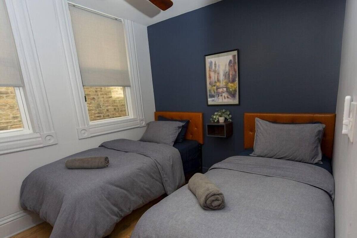 Private Two Bed (2 Twin Beds) - Shared Bathroom
