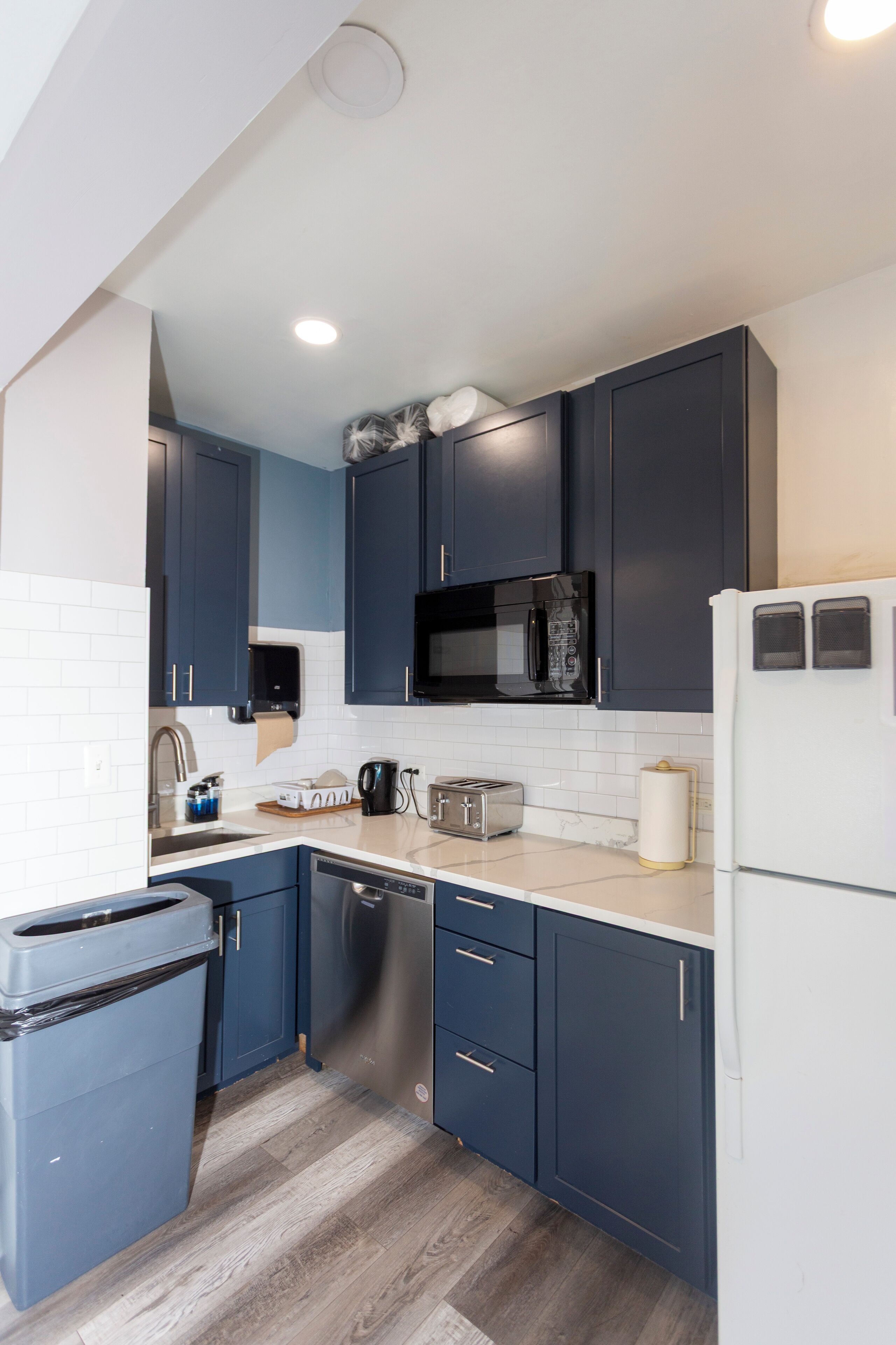 大型冷蔵庫、電子レンジ、炊飯器、調理器具と食器