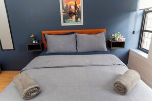 Private Queen Room - Shared Bathroom | Iron/ironing board, free WiFi, bed sheets - Chicago Parthenon Hostel (Chicago)