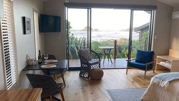 Studio 2 - Island View | Living area