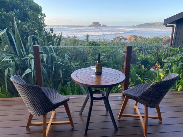 Studio 2 - Island View | Terrace/patio - The Bay House Beachfront Accommodation (Cape Foulwind)