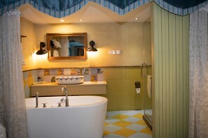 Family Room | Bathroom | Free toiletries, hair dryer, slippers, towels