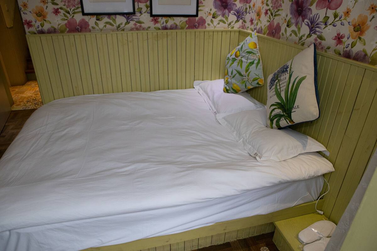 Escritorio, cortinas blackout, wifi gratis y ropa de cama