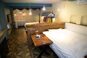 Habitación familiar | Escritorio, cortinas opacas, wifi gratis y ropa de cama