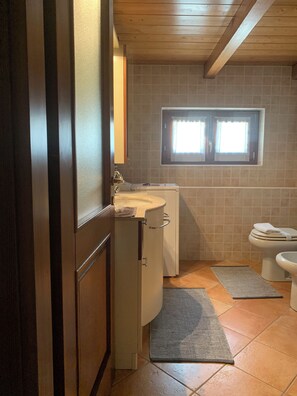 Cottage Comfort, 2 camere da letto, vista giardino, edificio separato (Il Granaio) | Bagno | Doccia, set di cortesia gratuito, asciugacapelli, pantofole