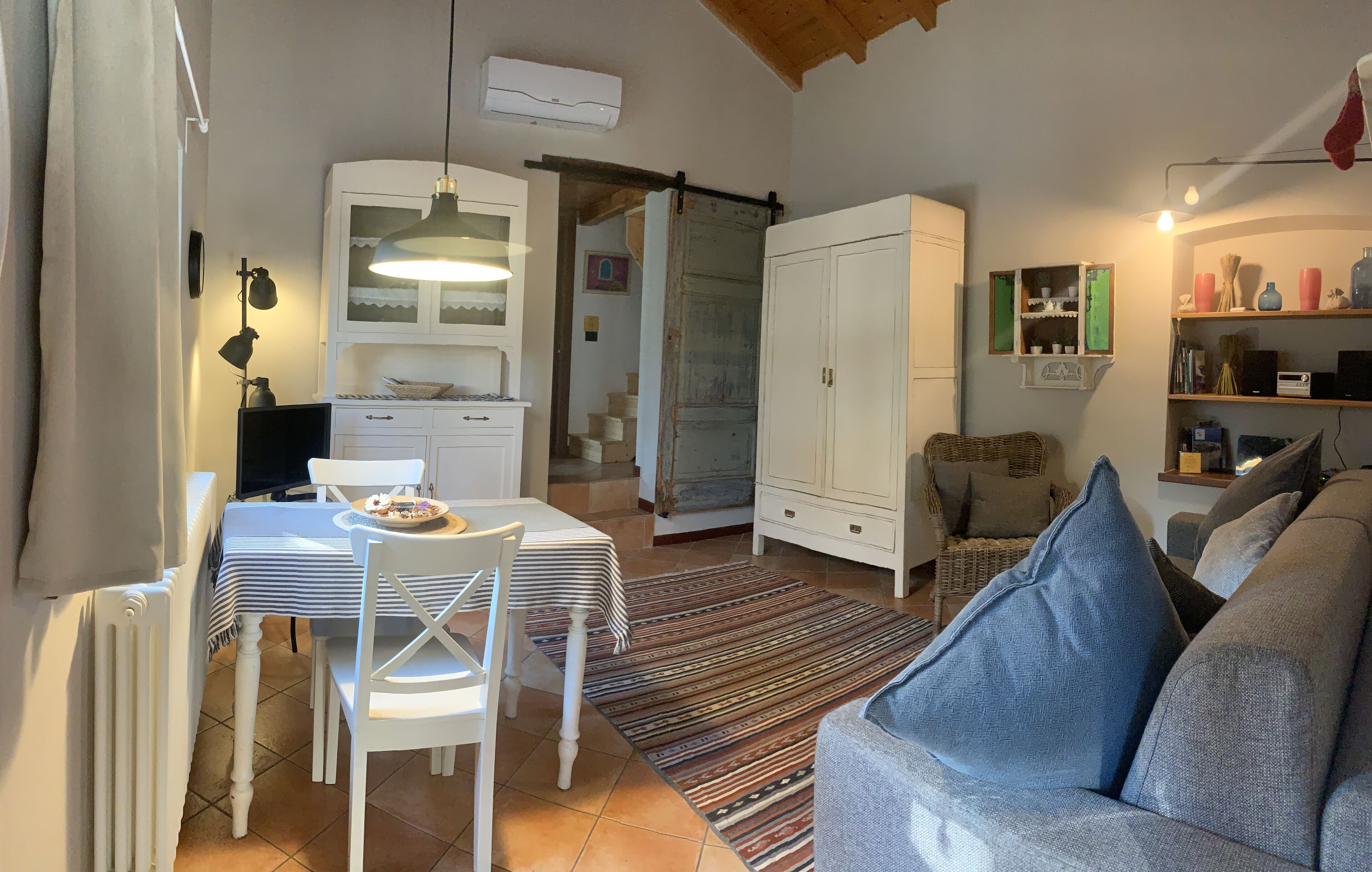 Cottage Comfort, 2 camere da letto, vista giardino, edificio separato (Il Granaio) | Area soggiorno | TV a schermo piatto 26 pollici con canali satellitari, TV LCD, libri