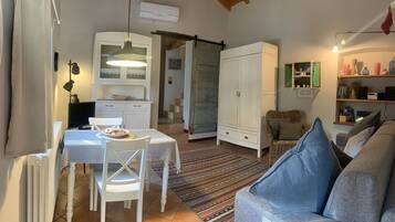 Cottage Comfort, 2 camere da letto, vista giardino, edificio separato (Il Granaio) | Area soggiorno | TV a schermo piatto 26 pollici con canali satellitari, TV LCD, libri