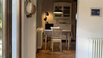 Cottage Comfort, 2 camere da letto, vista giardino, edificio separato (Il Granaio) | Area soggiorno | TV a schermo piatto 26 pollici con canali satellitari, TV LCD, libri