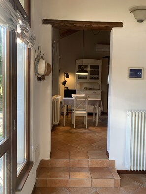 Cottage Confort, 2 chambres, vue jardin, dans les dépendances (Il Granaio) | Coin séjour | Télévision à écran plat de 26 pouces avec chaßnes par satellite