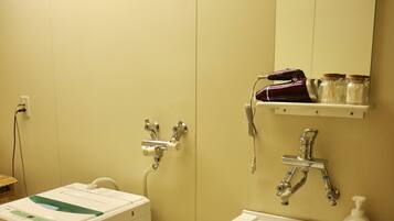 Perlengkapan mandi gratis, pengering rambut, dan handuk