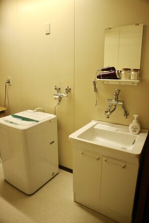 Free toiletries, hair dryer, towels - Hostel Jumpumanpan (Otaru)