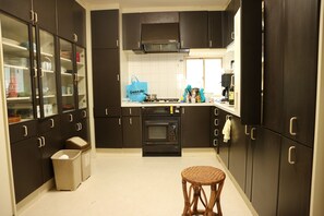 Refrigerador con freezer, microondas, horno, placa de cocina