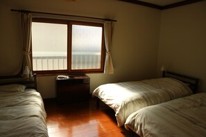 In-room safe, iron/ironing board, free WiFi - Hostel Jumpumanpan (Otaru)