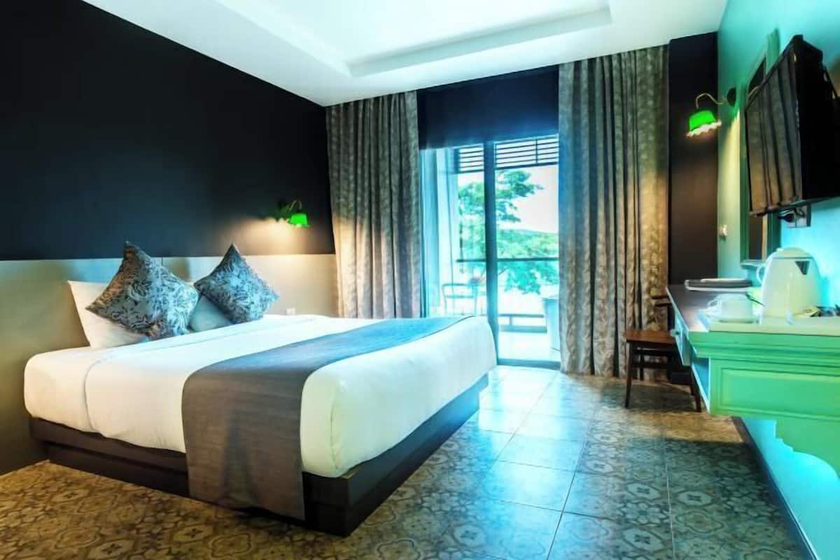In-room safe, blackout drapes, soundproofing, rollaway beds