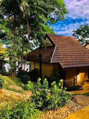 Resort River View (Onsen Access Included) | 객실 내 금고, 암막 커튼, 방음 설비, 간이 침대