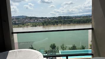 Deluxe Couple River View | Deep soaking bathtub