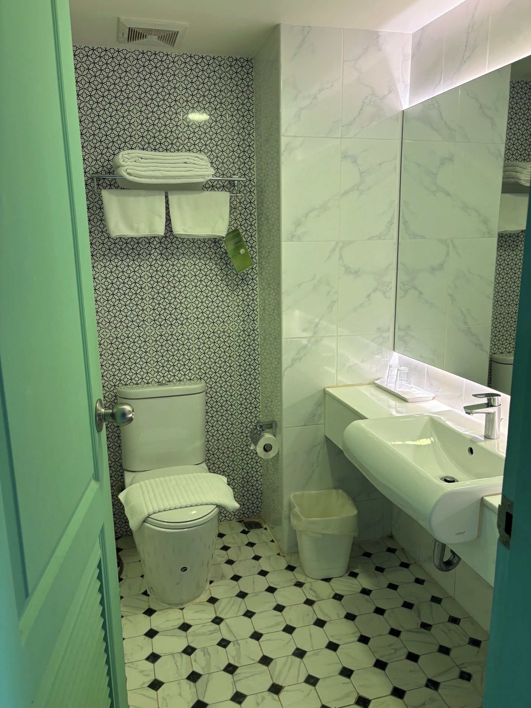 Habitación Deluxe doble, vistas al río (Couple) | Baño | Ducha, artículos de higiene personal gratuitos, secador de pelo y bidé