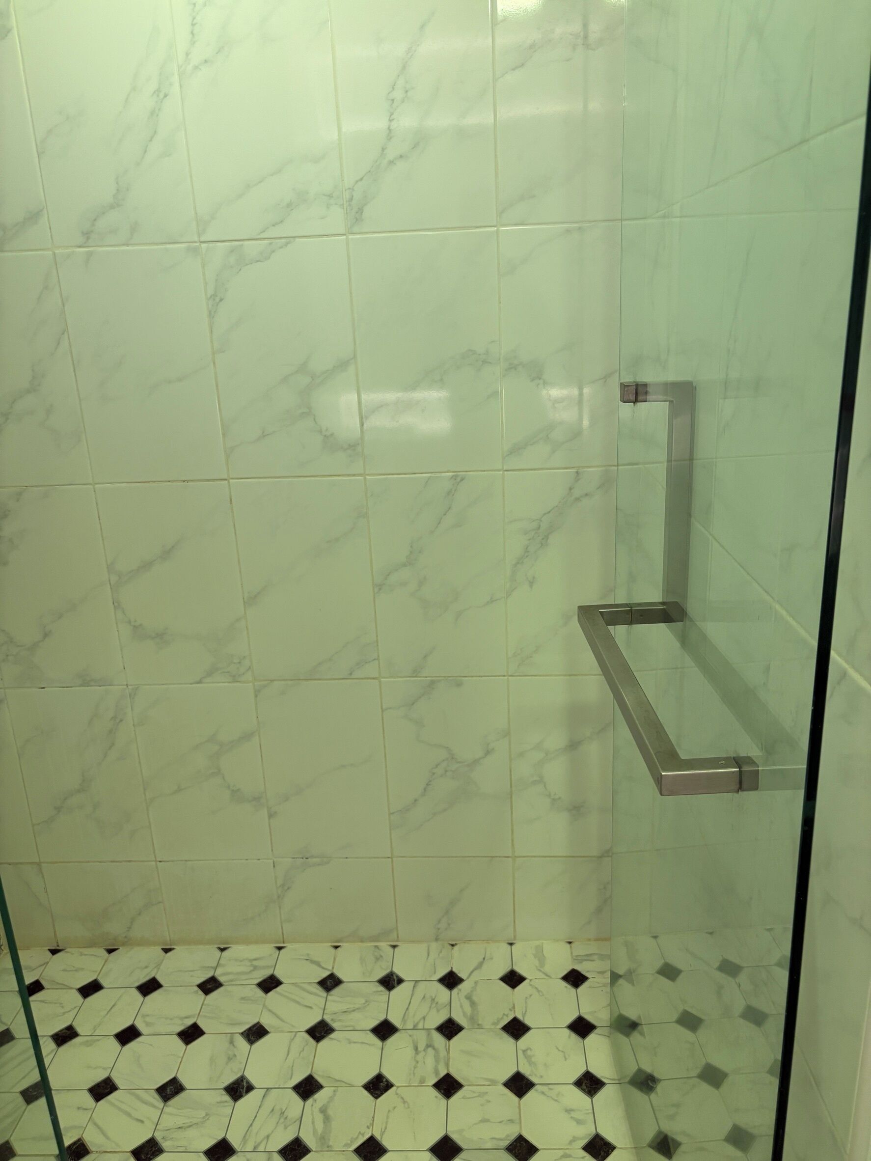 Habitación Deluxe con 1 cama doble o 2 individuales, vistas al río | Baño | Ducha, artículos de higiene personal gratuitos, secador de pelo y bidé