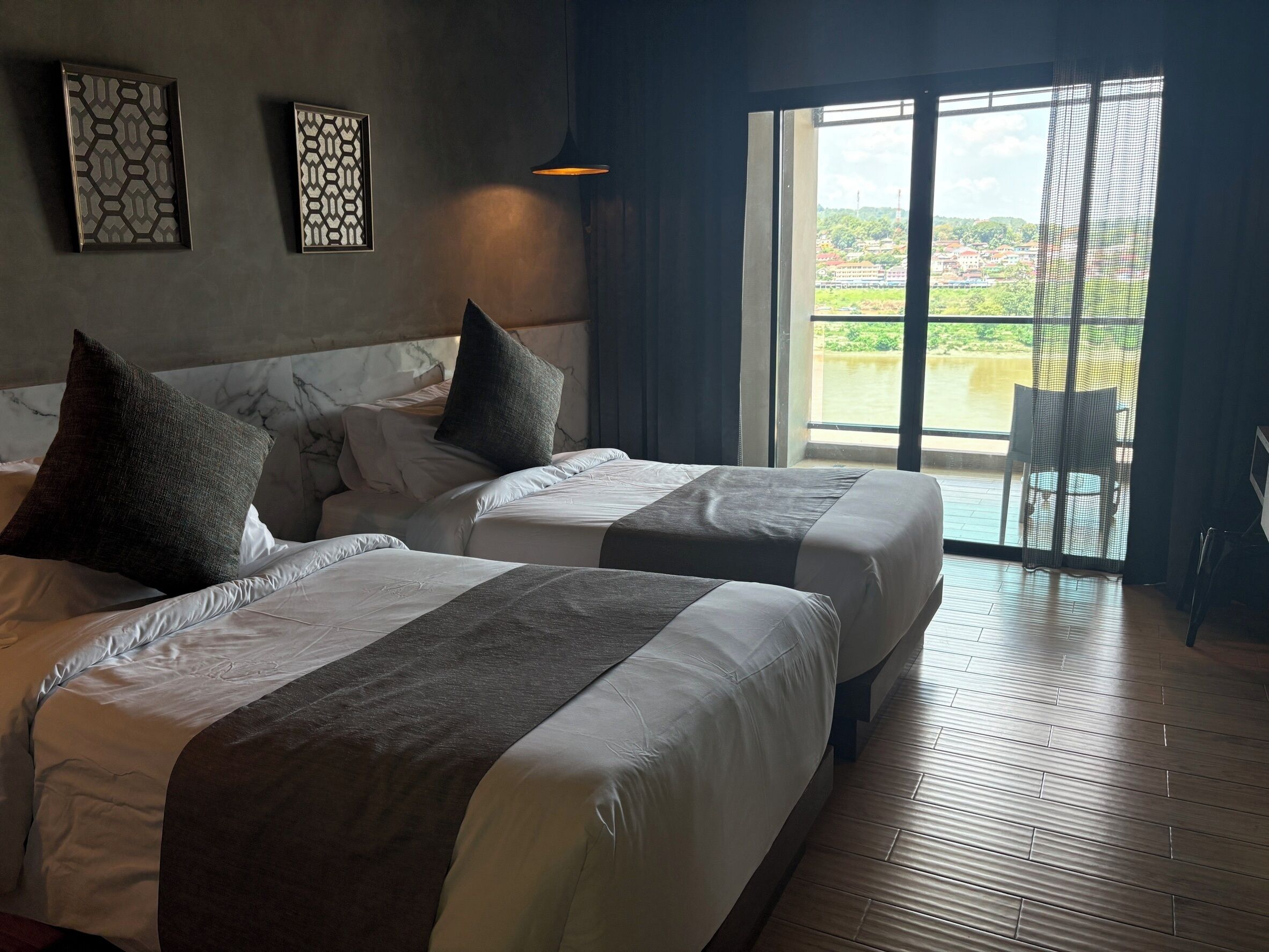 Chambre Deluxe double ou avec lits jumeaux, vue sur le fleuve | Coffre-fort, rideaux d’obscurcissement, système d’insonorisation