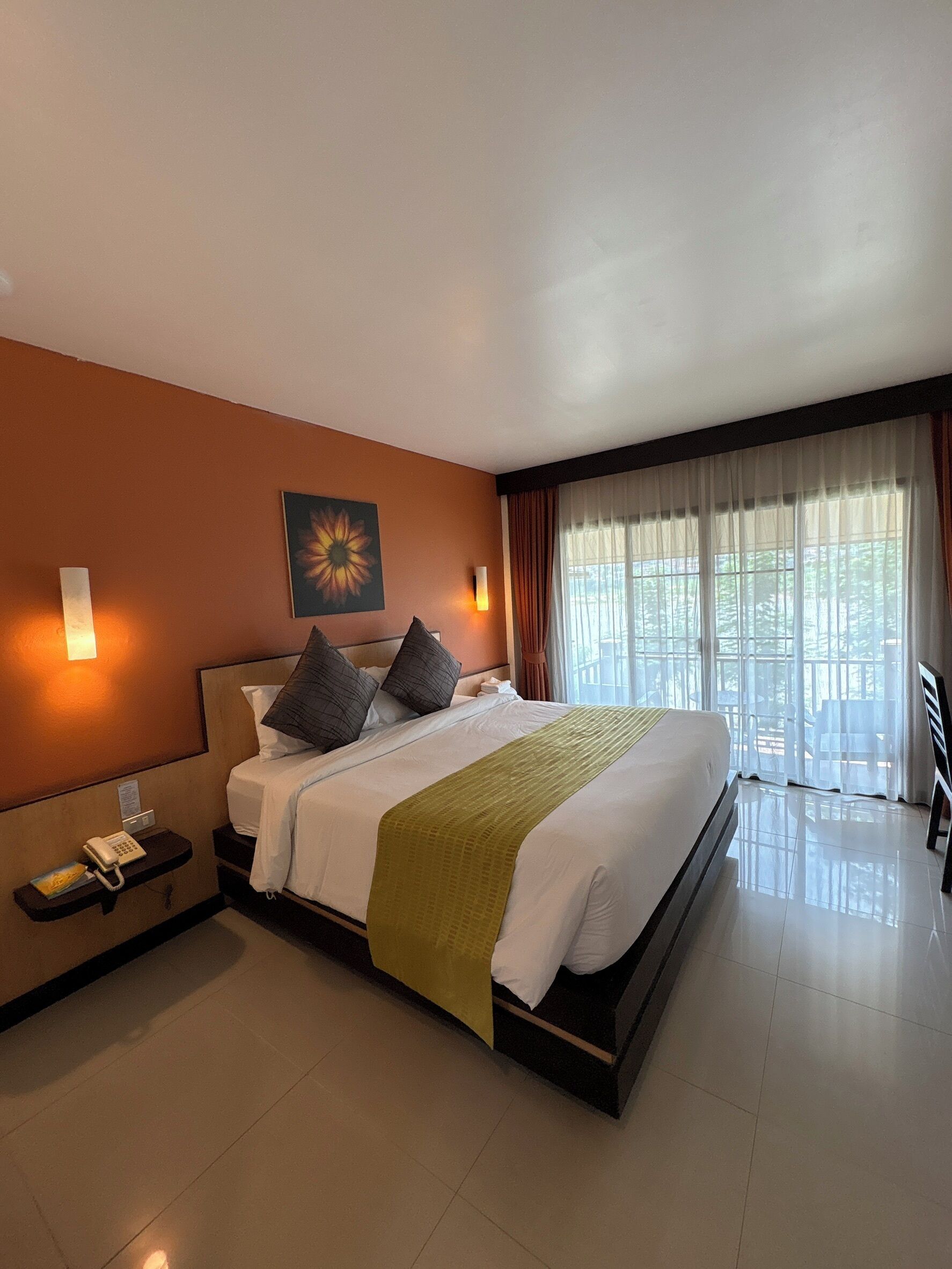 Habitación con 1 cama doble o 2 individuales, vistas al río (Resort) | Caja fuerte, cortinas opacas, sistema de insonorización