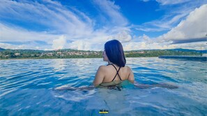 Kolam renang outdoor, dengan kursi berjemur
