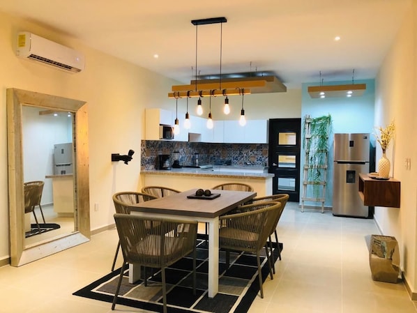 Presidential-Apartment, Mehrere Betten, Nichtraucher | Wohnbereich | 32-Zoll-Smart-TV mit Kabelempfang, Fernseher, Netflix